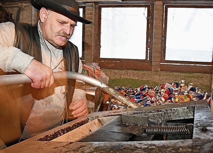 In einem ehemaligen Kuhstall oberhalb von Affoltern lagert und presst Sven Blaser seine Dosen. (Bilder Livia Häberling)