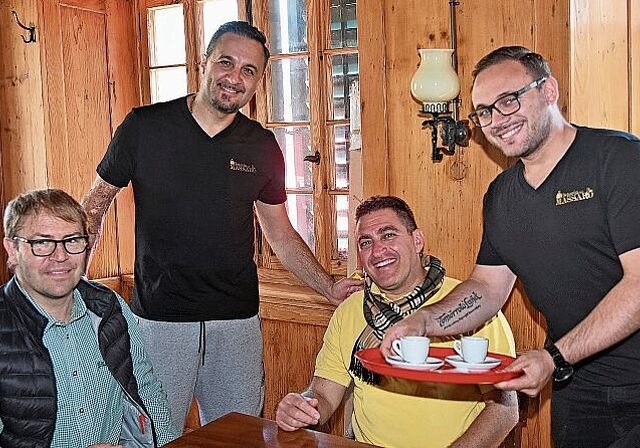 Der erste Kaffee in der Gaststube mit Gästen: Die Wirte Elia Panzarella (2.von links) und Antonio Riccio (rechts), in der Osteria in Maschwanden. (Bild Martin Mullis)