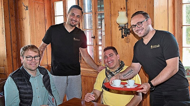 Der erste Kaffee in der Gaststube mit Gästen: Die Wirte Elia Panzarella (2.von links) und Antonio Riccio (rechts), in der Osteria in Maschwanden. (Bild Martin Mullis)