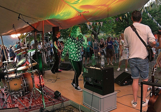 Die Hausemer Band Last Avenue mit Martin Gaisser (Gesang, Gitarre), Markus Rohner (Gitarre), Ron Sumners (Schlagzeug) und Noah Pestalozzi (E-Gitarre) am «Live am Türlersee». (Bilder Corina Venzin)
