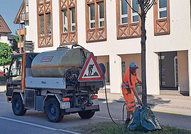 Ein Mitarbeiter des Werkhofs befüllt den Baumsack. (Bild zvg)