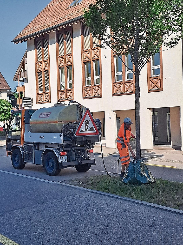Ein Mitarbeiter des Werkhofs befüllt den Baumsack. (Bild zvg)