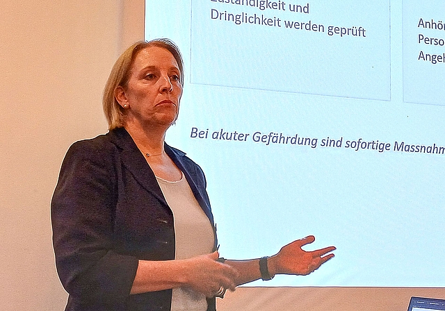 Alexandra Zürcher, Anwältin und Präsidentin der KESB Bezirk Affoltern, beantwortete die Fragen aus dem Publikum kompetent und einfühlsam. (Bild Regula Zellweger)