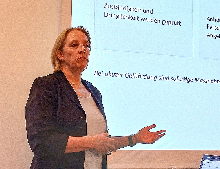 Alexandra Zürcher, Anwältin und Präsidentin der KESB Bezirk Affoltern, beantwortete die Fragen aus dem Publikum kompetent und einfühlsam. (Bild Regula Zellweger)