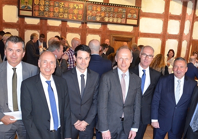 ZKB-Gewinnausschüttung an die Ämtler Gemeinden in den geschichtsträchtigen Räumen des Klosters Kappel. Von links: Jürgen Barth, Geschäftsführer Kloster Kappel, und von der ZKB Martin Diethelm, Filialleiter Affoltern, Peter Meier, Leiter Immobi