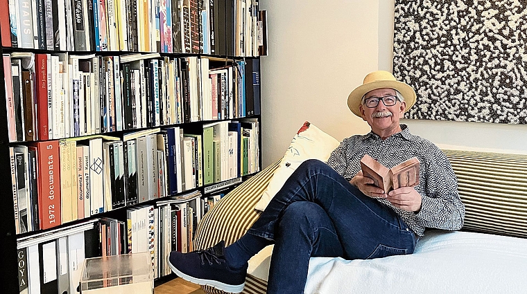 Mike Stillhard mit spanischem Hut in seinem Atelier vor einem Bild von Peter Panyoczki, Neuseeland. (Bild Marianne Voss)