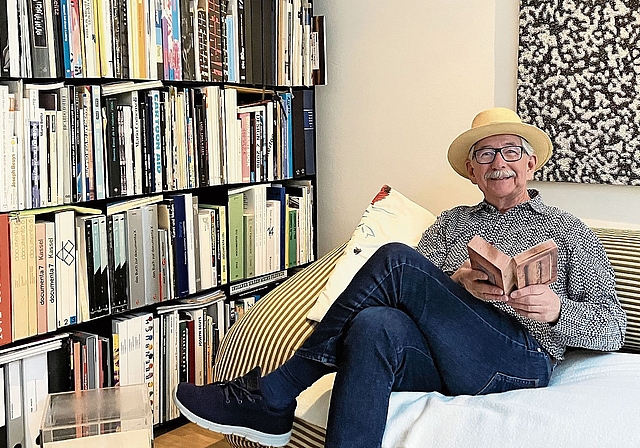 Mike Stillhard mit spanischem Hut in seinem Atelier vor einem Bild von Peter Panyoczki, Neuseeland. (Bild Marianne Voss)