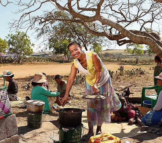 Sahambo Tsinaherina nimmt den 500 000. Ades-Kocher in Betrieb.(Bild Marianne Voss)