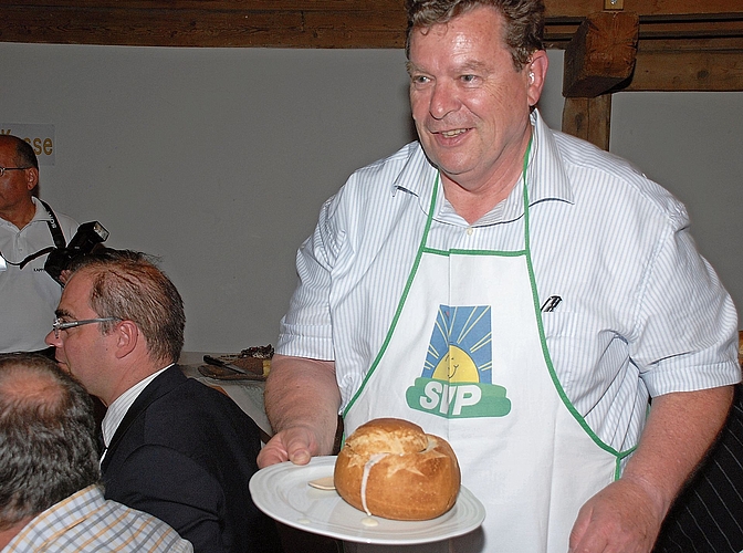 Toni Bortoluzzi beim Servieren der Kappeler Milchsuppe an einem SVP-Anlass im Jahr 2011 in Kappel. (Archivbild CH Media)