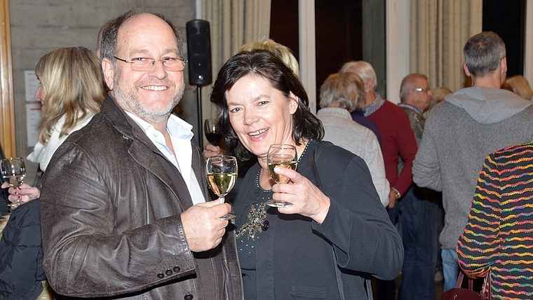 «E guets Neus» von der Vizepräsidentin Katrin Röthlisberger und Gemeinderat Christoph Ehrsam. (Bild Martin Mullis)