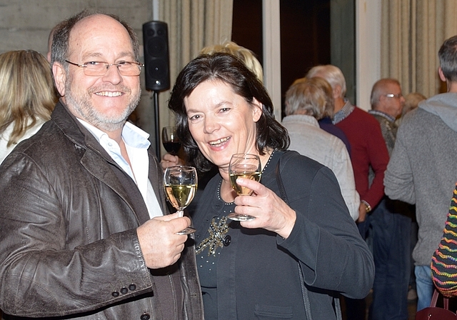 «E guets Neus» von der Vizepräsidentin Katrin Röthlisberger und Gemeinderat Christoph Ehrsam. (Bild Martin Mullis)