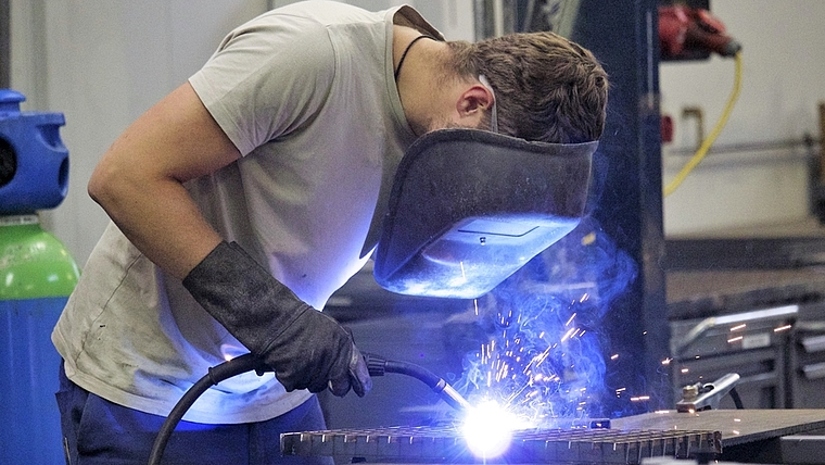 Bei der Ernst Schweizer AG in Hedingen sind noch Lehrstellen als Produktionsmechaniker/-in EFZ oder als Metallbauer/-in EFZ frei. (Bild zvg.)