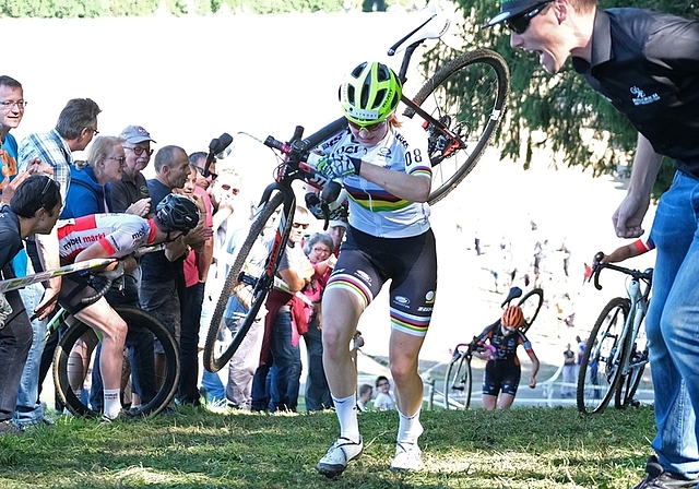 Cross-Country-Weltmeisterin Jacqueline Schneebeli setzte in der letzten Runde zum entscheidenden Angriff an. <em>(Bild map.)</em>

