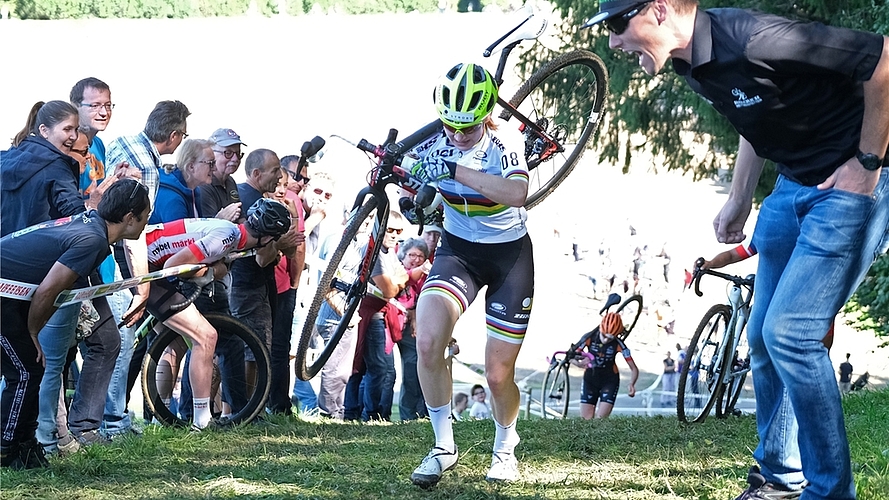 Cross-Country-Weltmeisterin Jacqueline Schneebeli setzte in der letzten Runde zum entscheidenden Angriff an. <em>(Bild map.)</em>
