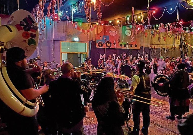 Die Hedinger «Vollgashöckler» spielten am Maskenball.