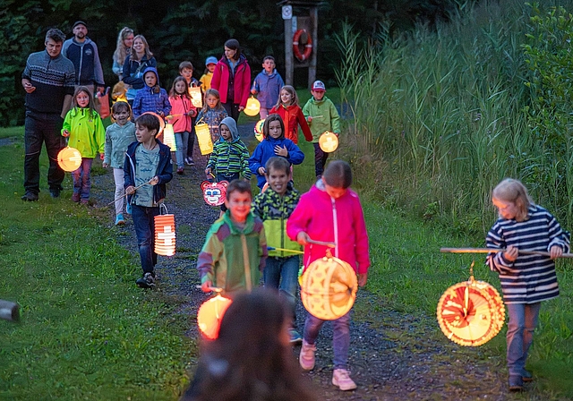 Wie schon im vergangenen Jahr wollen die Hedinger Buben und Mädchen mit ihren Lampions wieder um den Hedinger Weiher ziehen. Dafür sind in diesem Jahr aber wegen des Feuerverbots nur LED-Kerzen erlaubt. (Archivbild Nico Ilic)
