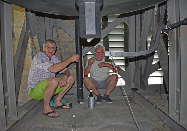 Apéro mit Pfarrer Andreas Fritz (links) und Sigrist Erst Suter.
