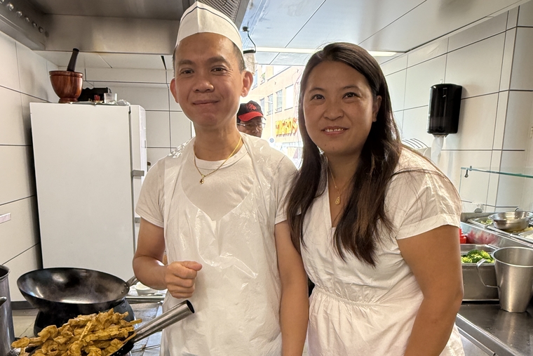 Kok Wah Tan und Meiqin Hong posieren in der Küche ihres Restaurants. (Bild Brigitte Reemts Flum)