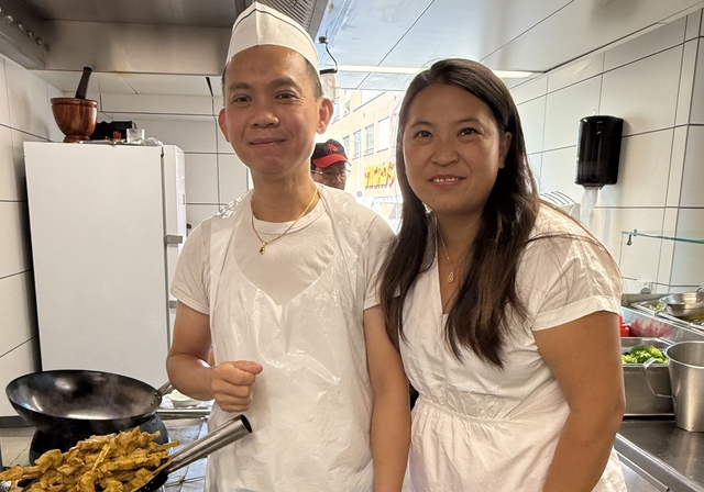 Kok Wah Tan und Meiqin Hong posieren in der Küche ihres Restaurants. (Bild Brigitte Reemts Flum)