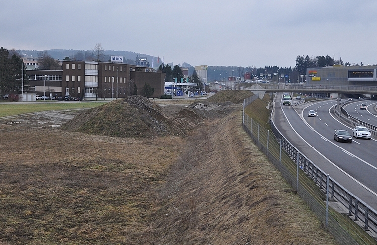 Der «Albis Park» mit OBI-Fachmarkt entsteht unmittelbar an der Autobahn. Die Bauherrschaft hofft nun auf eine rechtskräftige Baubewilligung in diesem Jahr. (Bild Werner Schneiter)