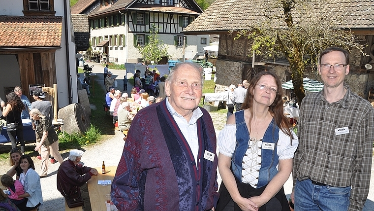 Gebäudesubstanz in der Aumüli erhalten – das vordringliche Ziel von Stiftung und Verein Pro Aumüli, von links: Fredi Hofmann, Vereinspräsidentin Renate Wassmer und Stiftungspräsident Ferdinand Gramsamer. (Bild Werner Schneiter)