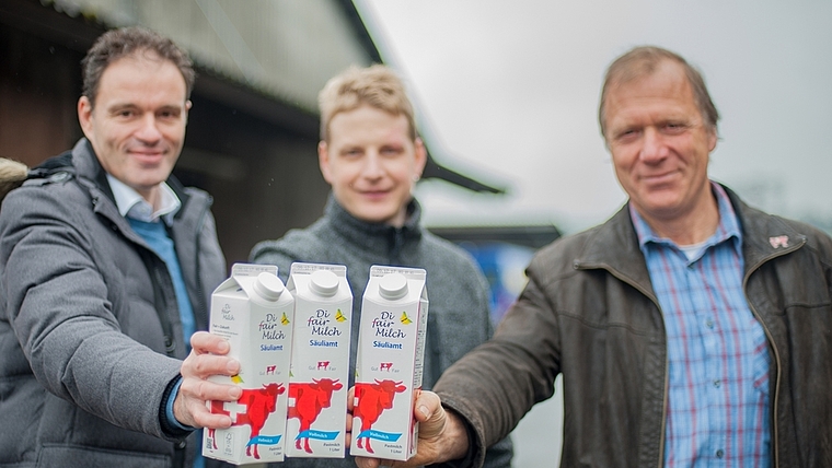 Werner Locher (v.r.), Präsident der Genossenschaft Faire Milch Säuliamt, die die Milch liefert, Christian Höhn, der sie in der Molkerei Höhn verarbeitet und Armin Heller, Geschäftsführer der Landi Albis, die sie in den Läden verkauft. (sals)