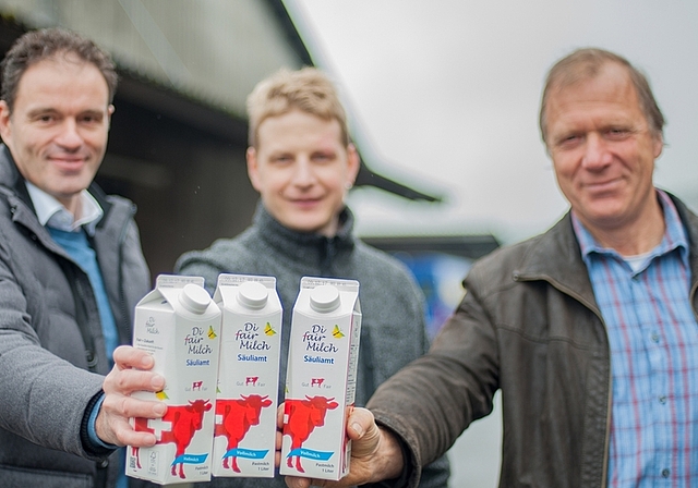 Werner Locher (v.r.), Präsident der Genossenschaft Faire Milch Säuliamt, die die Milch liefert, Christian Höhn, der sie in der Molkerei Höhn verarbeitet und Armin Heller, Geschäftsführer der Landi Albis, die sie in den Läden verkauft. (sals)