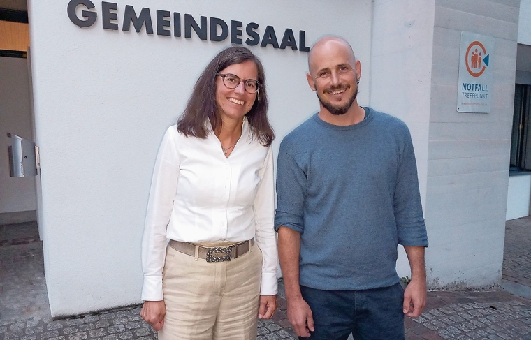 Gemeindepräsidentin Arianne Moser und Landschaftsplaner Michael Gut bei der Info-Veranstaltung vom vergangenen Montag. (Bild Marcus Weiss)