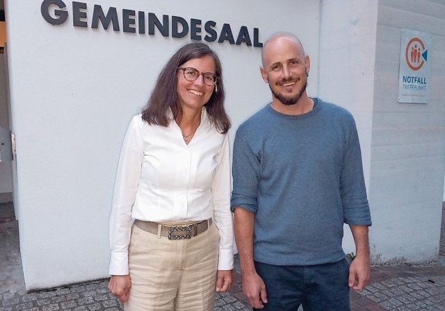 Gemeindepräsidentin Arianne Moser und Landschaftsplaner Michael Gut bei der Info-Veranstaltung vom vergangenen Montag. (Bild Marcus Weiss)