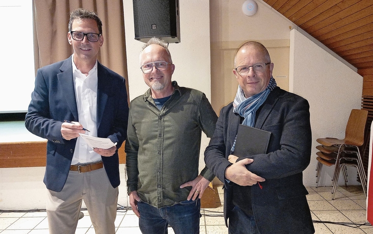 Sie erklärten den Anwesenden ausgewählte Traktanden der künftigen Gemeindeversammlungen (von links): Benno Hüsler vom Ingenieurbüro Hüsler & Heiniger sowie die Gemeinderäte Nathanaël Wenger und Marcel Bosshart. (Bild mwe)