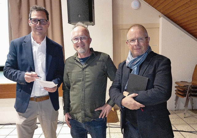 Sie erklärten den Anwesenden ausgewählte Traktanden der künftigen Gemeindeversammlungen (von links): Benno Hüsler vom Ingenieurbüro Hüsler & Heiniger sowie die Gemeinderäte Nathanaël Wenger und Marcel Bosshart. (Bild mwe)