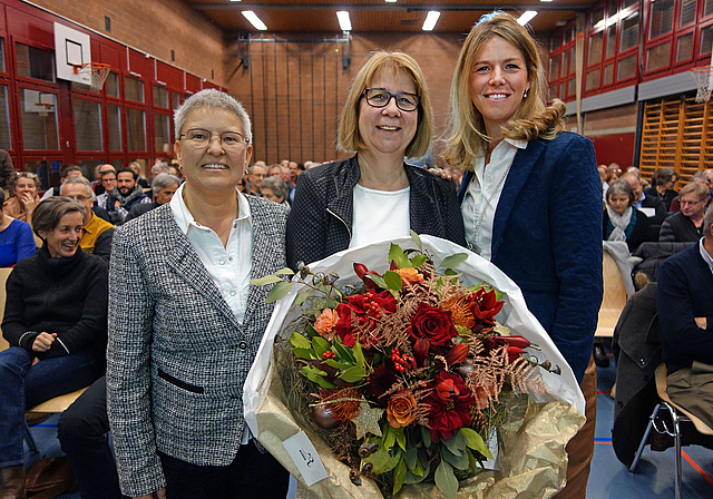 Zu Beginn der Gemeindeversammlungen ein Abschied und eine Begrüssung: Von links die neue Sekschulsekretärin Brigitte Schweizer, ihre Vorgängerin Yolanda Wegmann und Schulpräsidentin Céline Lingua. (Bild Martin Platter)