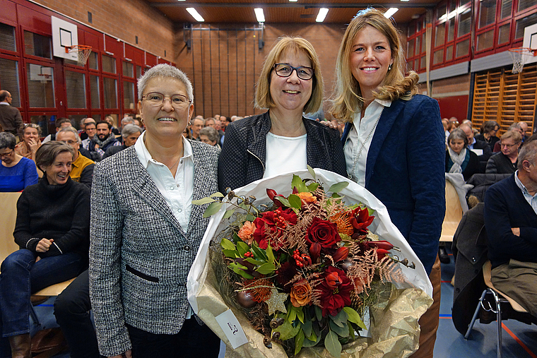 Zu Beginn der Gemeindeversammlungen ein Abschied und eine Begrüssung: Von links die neue Sekschulsekretärin Brigitte Schweizer, ihre Vorgängerin Yolanda Wegmann und Schulpräsidentin Céline Lingua. (Bild Martin Platter)