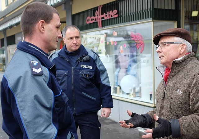 Die neue Strategie der Kommunalpolizei Affoltern beinhaltet mehr Patrouillen zu Fuss. Dabei wird Präsenz markiert, Kontakt zur Bevölkerung gepflegt und die eine oder andere Ordnungsbusse verteilt. (Bild Salomon Schneider)