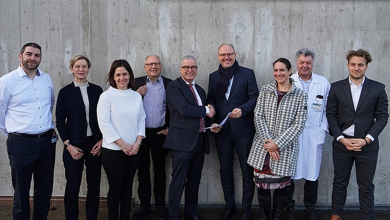 «Kick-off» zur vertieften Zusammenarbeit. Die Spitaldirektoren André Zemp (Mitte links, Stadtspitäler Waid und Triemli) und neben ihm Michael Buik (Spital Affoltern) mit der unterzeichneten Absichtserklärung, umringt von den weiteren Mitgliedern