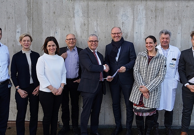 «Kick-off» zur vertieften Zusammenarbeit. Die Spitaldirektoren André Zemp (Mitte links, Stadtspitäler Waid und Triemli) und neben ihm Michael Buik (Spital Affoltern) mit der unterzeichneten Absichtserklärung, umringt von den weiteren Mitgliedern