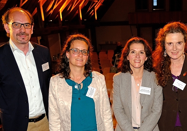Die Rednerinnen und Redner zum Thema «Muslime in der Schweiz» vom links: Samuel M. Behloul, Eliane Ursula Ettmüller, Moderatorin Amira Hafner-Al Jabaij, Jasmin El Sonbati, Amir Dziri und Fachstellenleiter Christoph Balmer. <em>(Bild Martin Platter