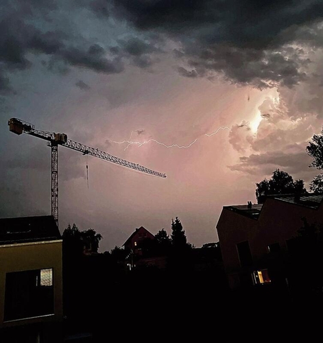 Die Kombination von Technik und Natur, die Kraft des Gewitters mit dem sekundenschnellen Lichtspektakel kann auch bedrohlich wirken.