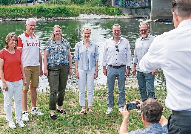 Beliebtes Fotosujet an der 1. -August-Feier in Ottenbach: der Gemeinderat mit Regierungsrätin Natalie Rickli (Vierte von links). (Bild Daniel Vaia)
