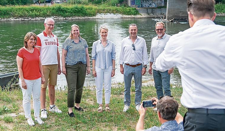 Beliebtes Fotosujet an der 1. -August-Feier in Ottenbach: der Gemeinderat mit Regierungsrätin Natalie Rickli (Vierte von links). (Bild Daniel Vaia)