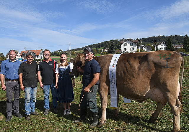 Siegerbild mit der zur Miss gekürten Ogata. Von links: die Nationalräte Marcel Dettling und Martin Haab, Sponsor Hannes Naef, Ehrendame Michelle Huber und Ogata-Besitzer René Etterlin. (Bild Werner Schneiter)