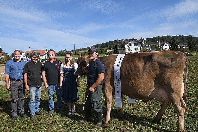 Siegerbild mit der zur Miss gekürten Ogata. Von links: die Nationalräte Marcel Dettling und Martin Haab, Sponsor Hannes Naef, Ehrendame Michelle Huber und Ogata-Besitzer René Etterlin. (Bild Werner Schneiter)