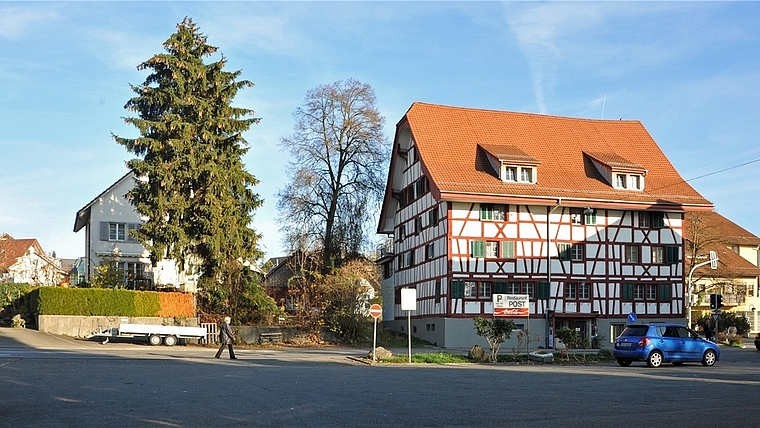 In einer ersten Etappe soll der Parkplatz des Restaurants Post im Vordergrund mit einem Mehrzweckgebäude überbaut werden. Eine Verlegung der Zwillikerstrasse auf die linke Seite der Liegenschaft Engel wäre in einer späteren Phase noch immer reali