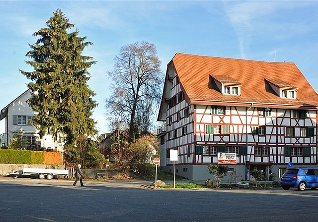 In einer ersten Etappe soll der Parkplatz des Restaurants Post im Vordergrund mit einem Mehrzweckgebäude überbaut werden. Eine Verlegung der Zwillikerstrasse auf die linke Seite der Liegenschaft Engel wäre in einer späteren Phase noch immer reali