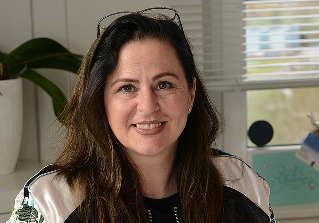 Nathalie Schneider beim Zeichnen einer Tätowierung. (Bild Andrea Bolliger)