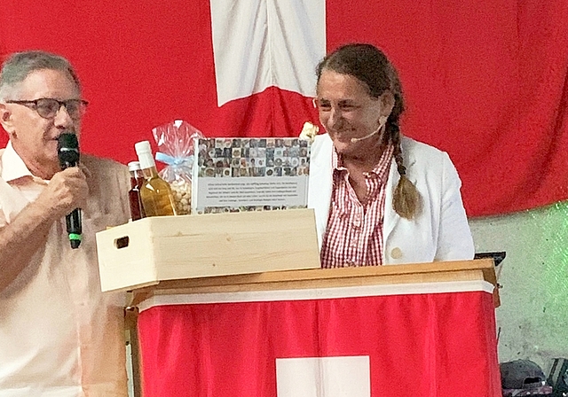 Präsentübergabe nach der Ansprache: Bonstettens Gemeindepräsident Erwin Leuenberger mit SP-Nationalrätin Jacqueline Badran. <em>(Bild Stefan Schneiter)</em>