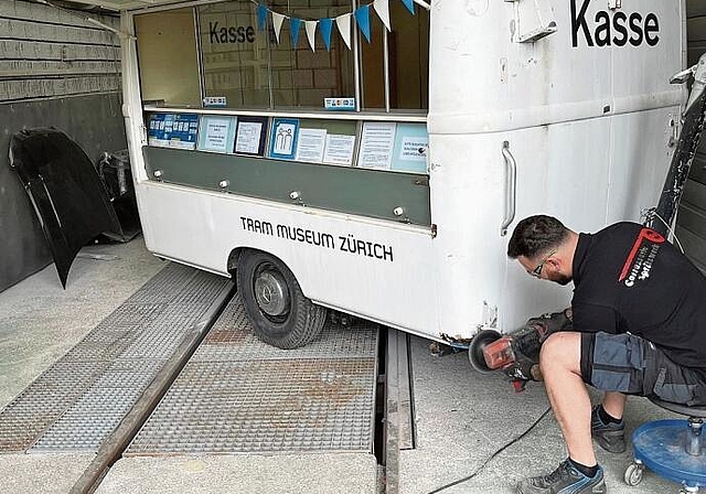 Bei Baumann + Wild in Affoltern wird der VBZ-Billettverkaufswagen aus den 1960er-Jahren wieder auf Vordermann gebracht. (Bilder Stefan Schneiter)