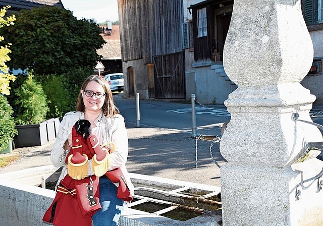 Monika Raschle, Kommunikationsverantwortliche, mit der alten Uniformjacke. Sie wird bald ersetzt. (Bild Werner Schneiter)