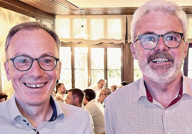 ZKB-Immobilienexperte Jörn Schellenberg (links), im «Central» willkommen geheissen von Thomas Naef, Präsident des Arbeitgeberverbandes. (Bild -ter.)
