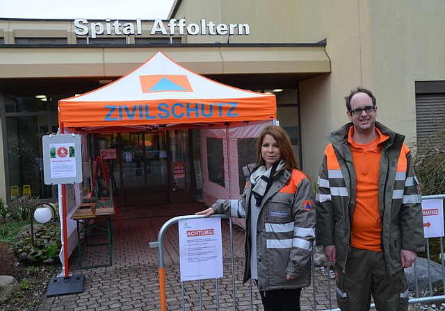 Beim Einrichten der Zivilschutz-Triagestelle vor dem Spital Affoltern: Gabriela Bolleter und Yves Koch. (Bild Thomas Stöckli)